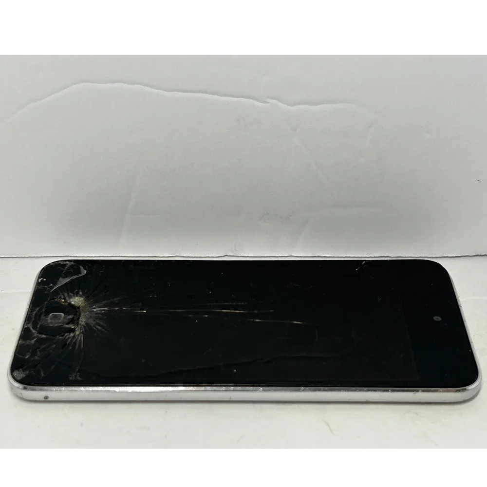 Apple iPod Touch 5th Generation 16GB Silver (A1509) Parts Only Cracked Turns On‎